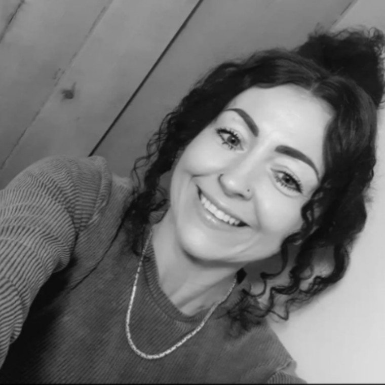 SIMONE HILLS (Psychotherapist) SIMONE HILLS (Psychotherapist)